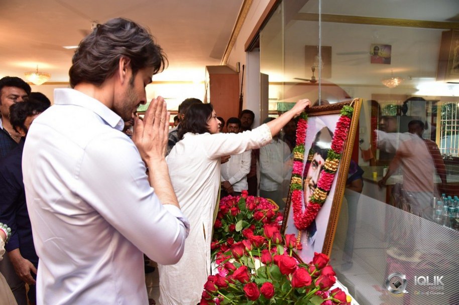Celebrities-pay-homage-to-superstar-Krishna